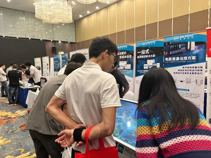 现场团队为来访嘉宾讲解能方案